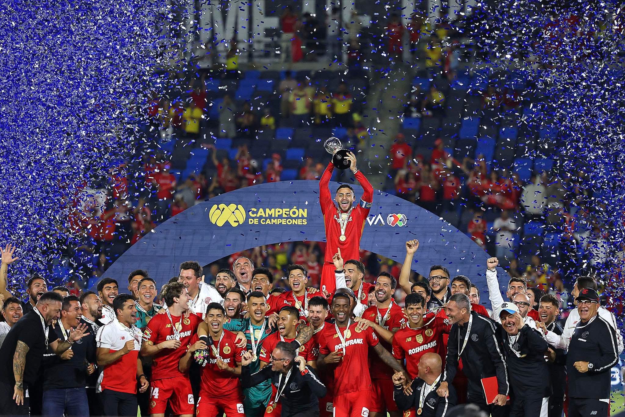 Carson, California, Estados Unidos, 20 de julio de 2025. Los diablos rojos en festejo con el trofeo de campeón, durante el partido correspondiente al Campeón de Campeones 2024-2025 de la Liga BBVA MX, entre las Águilas del América y los Diablos Rojos del Toluca, realizado en el Dignity Health Sports Park. Foto: Imago7/ David Vega